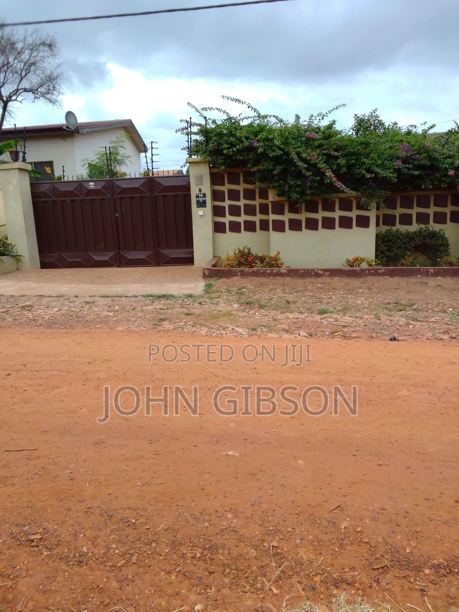8bdrm House in 8 Bedroom House, SSNIT Flats for sale