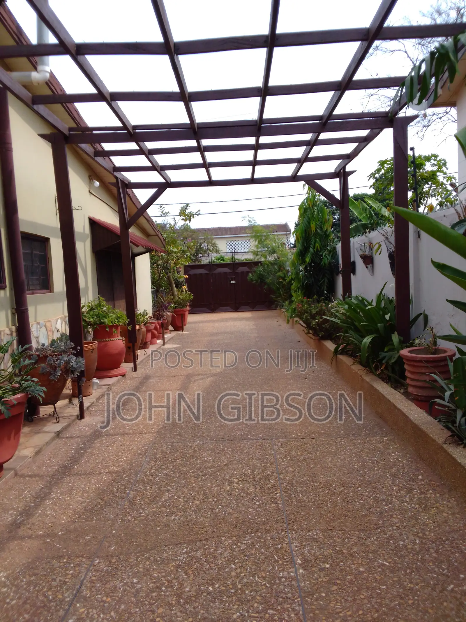 8bdrm House in 8 Bedroom House, SSNIT Flats for sale