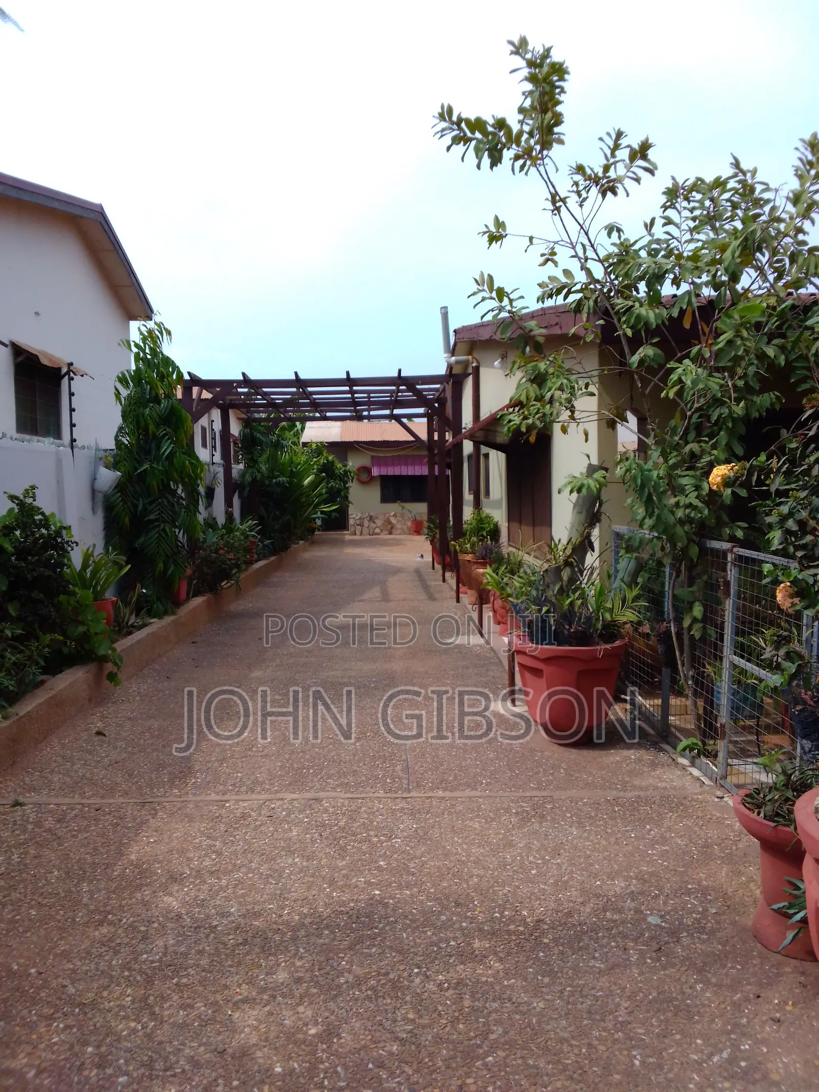 8bdrm House in 8 Bedroom House, SSNIT Flats for sale