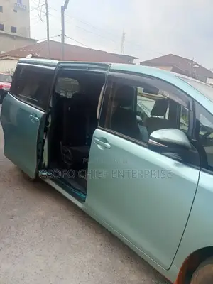 Toyota Voxy SV Premium 2014