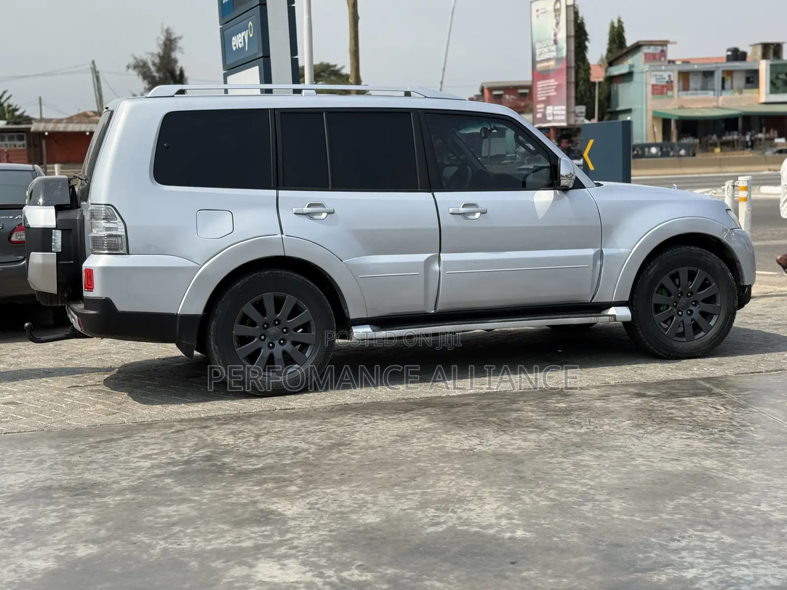 Mitsubishi Pajero 2011 Silver