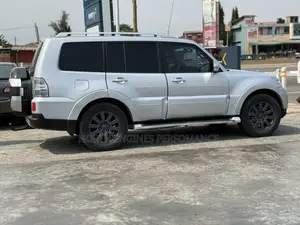 Mitsubishi Pajero 2011 Silver