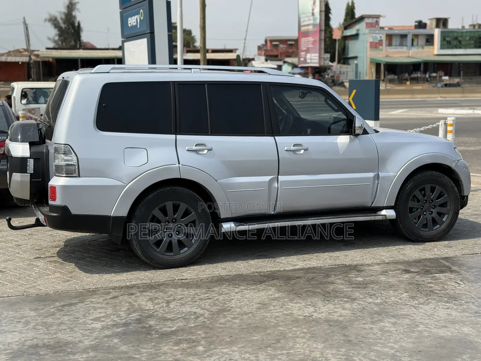 Mitsubishi Pajero 2011 Silver