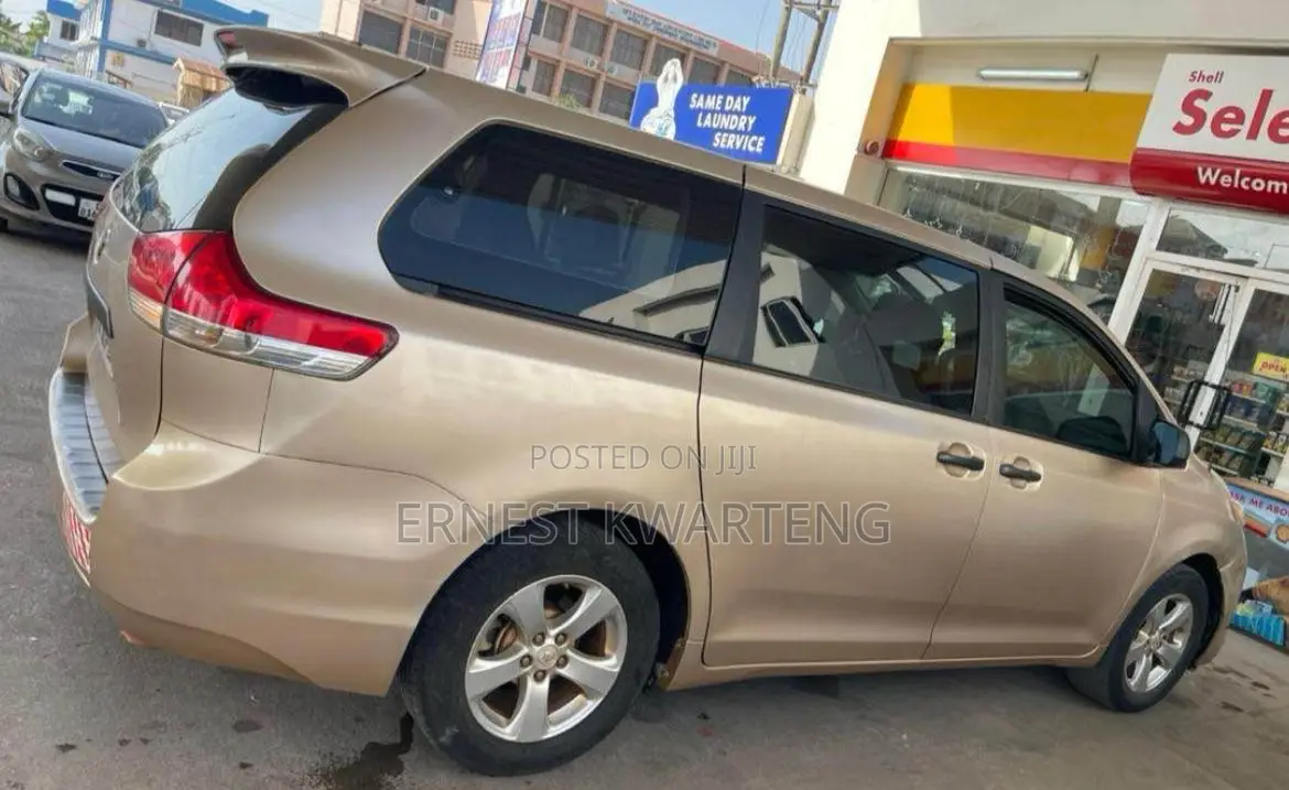 Toyota Sienna 2015 Brown