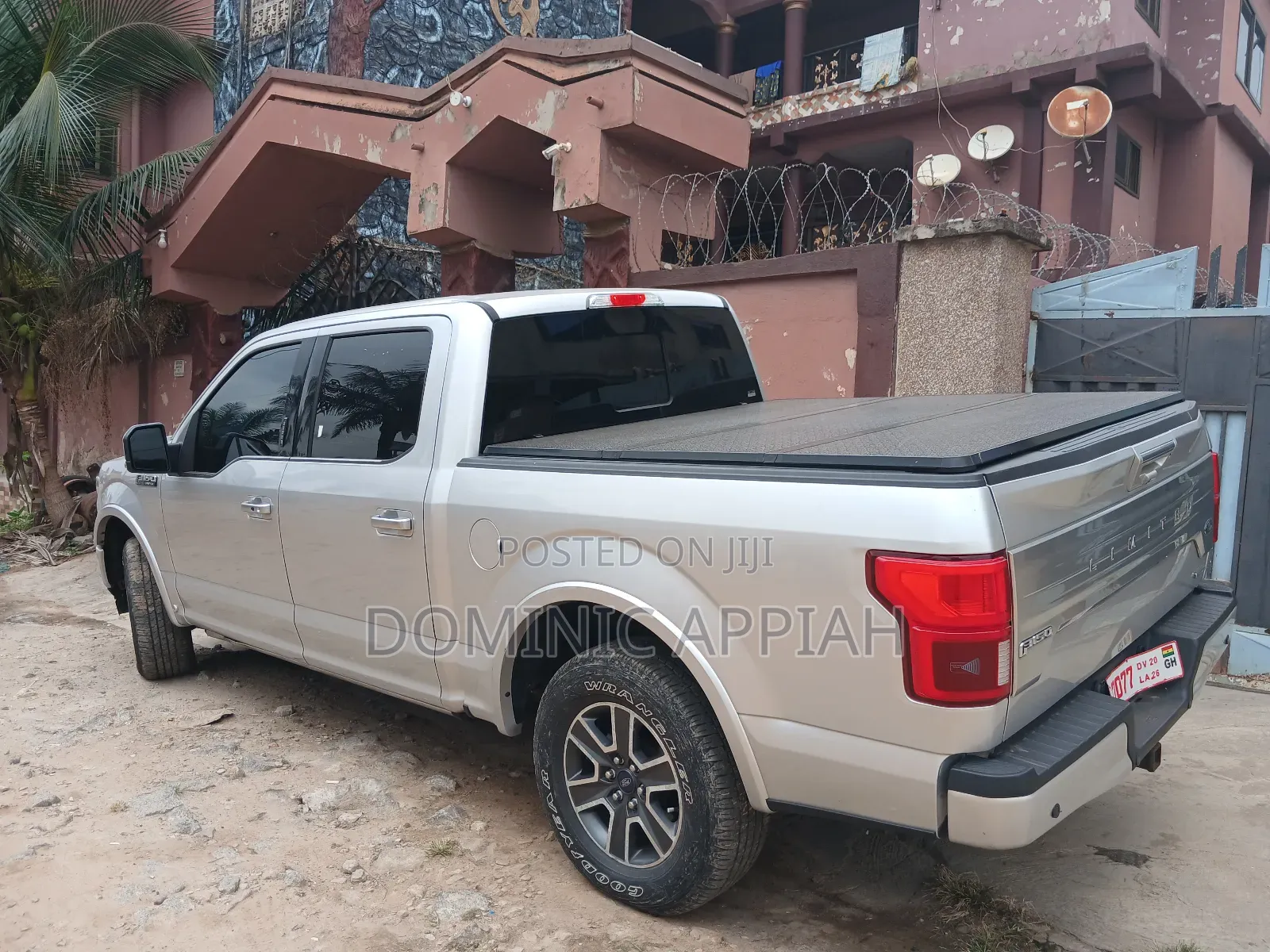 Ford F-150 Raptor 4x4 SuperCrew Cab Styleside 5.5 ft. box 145 in. WB Silver