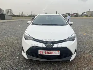 Toyota Corolla XLE (1.8L 4cyl 2A) 2018 White