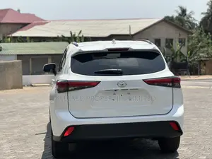 Toyota Highlander XLE AWD 2023 White