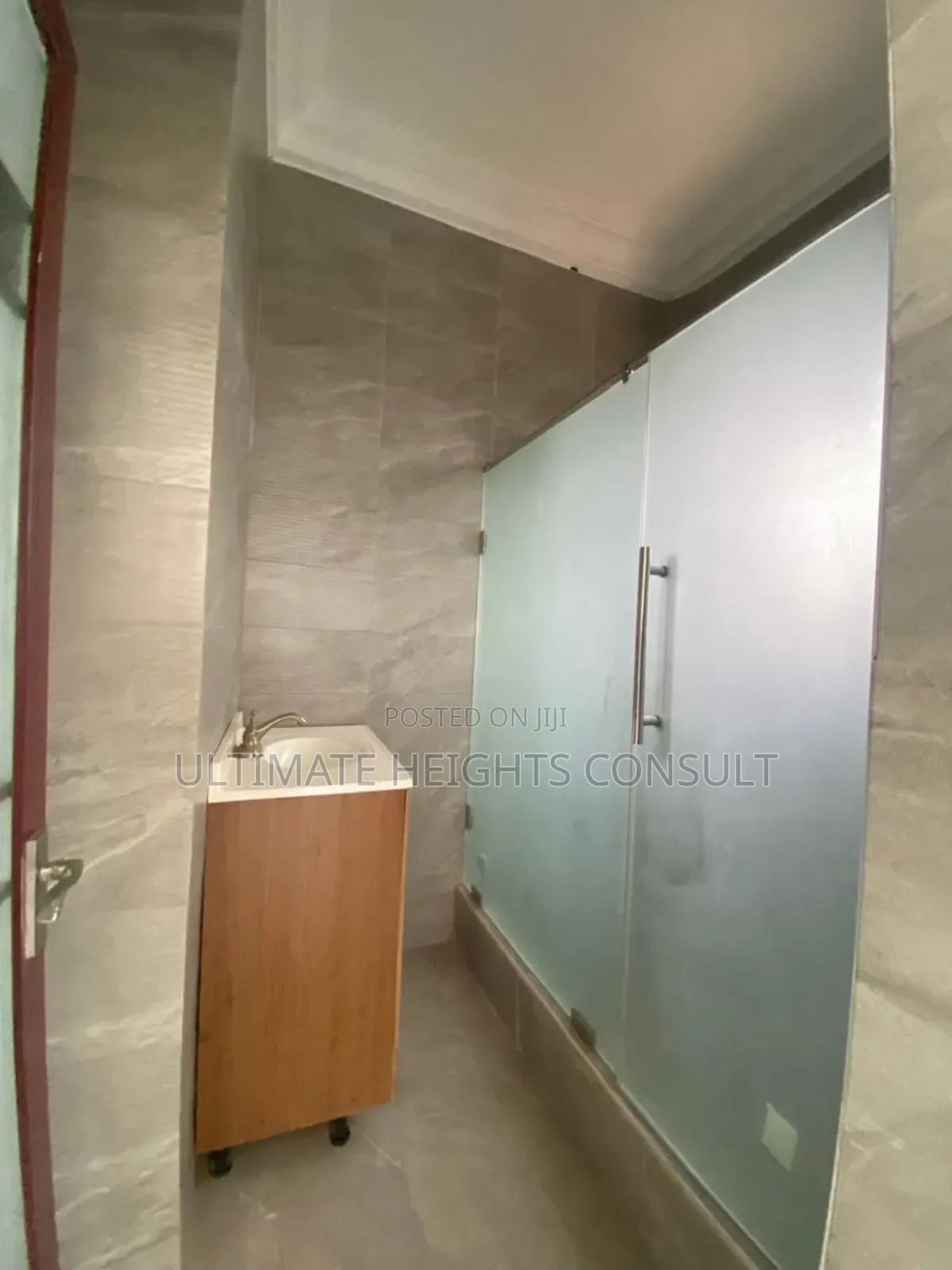 8bdrm House in Kwabenya Abuom for rent