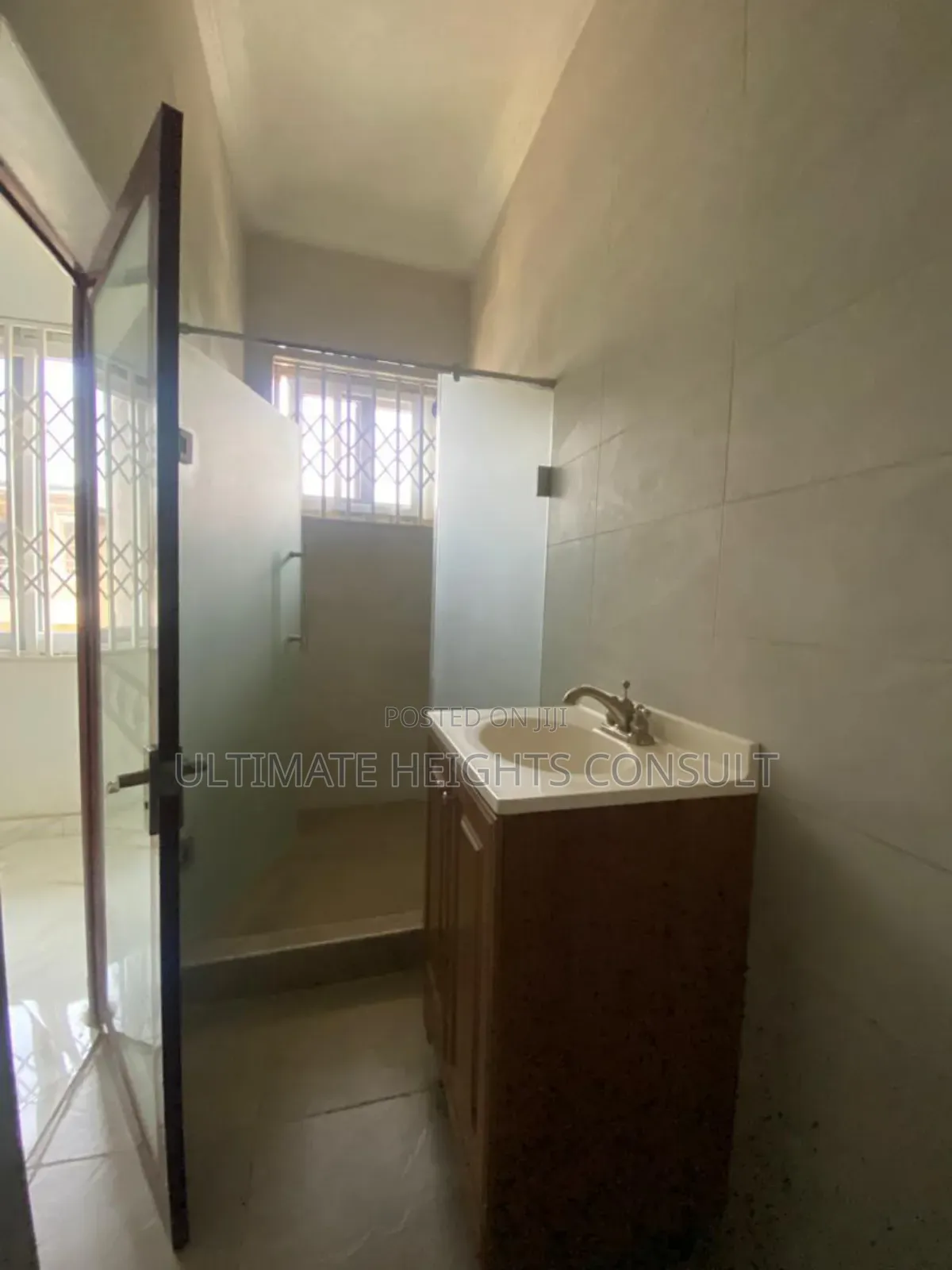 8bdrm House in Kwabenya Abuom for rent