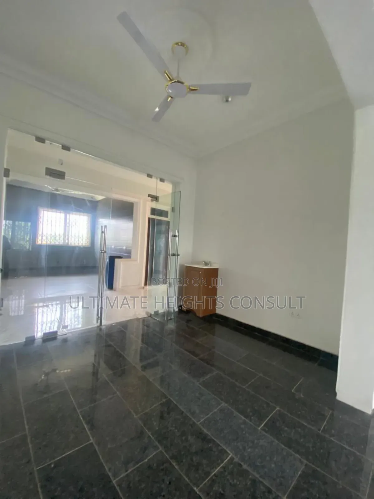 5bdrm Apartment in Abuom, Kwabenya for rent