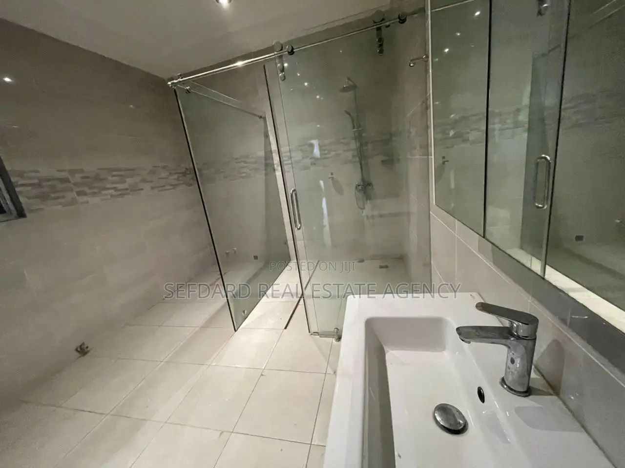 5bdrm Duplex in Oyarifa for rent