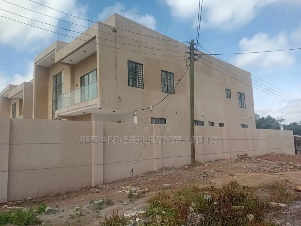 5bdrm Duplex in Ashomang Estate for sale