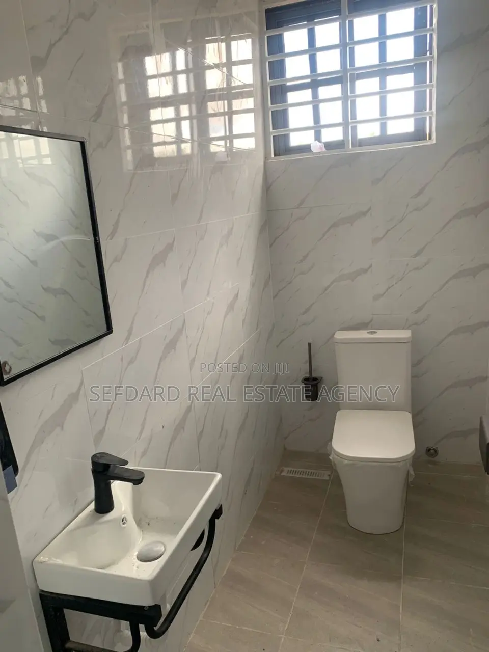 5bdrm Duplex in Ashomang Estate for sale