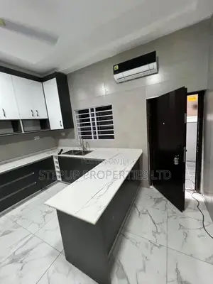 5bdrm House in Achimota for sale