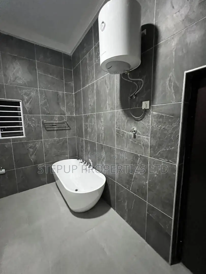 5bdrm House in Achimota for sale