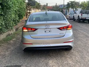 Hyundai Elantra Limited Sedan FWD (2.0L 4cyl 6A) 2017 Silver