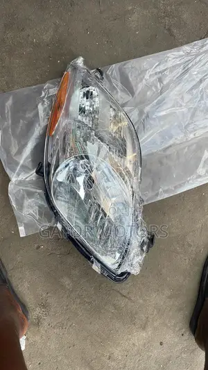 Vitz Yaris 2009 2010 Hutchback Headlight (Yellow Indicator)