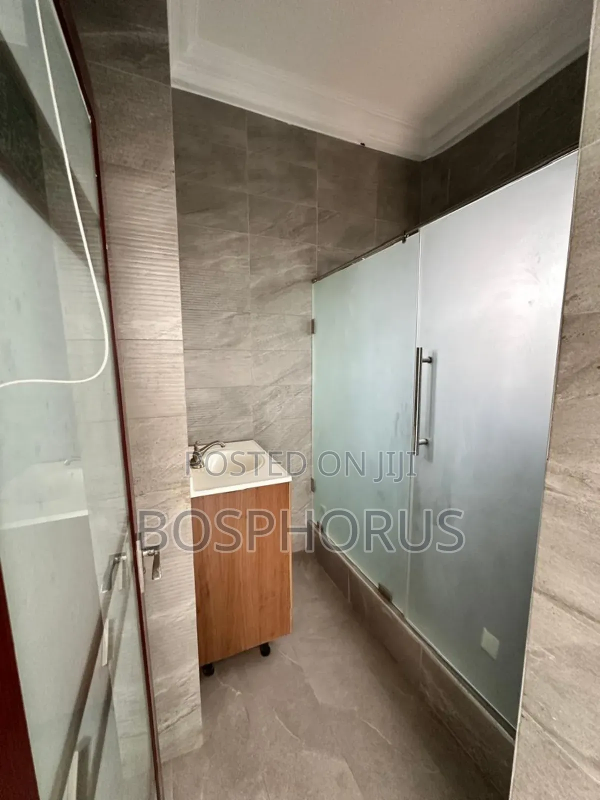 8bdrm House in Kwabenya for rent