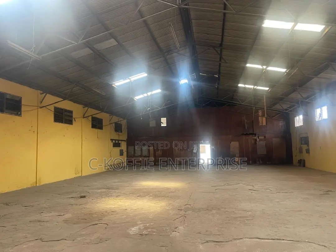 1500 SQM Warehouse at Circle for Rent