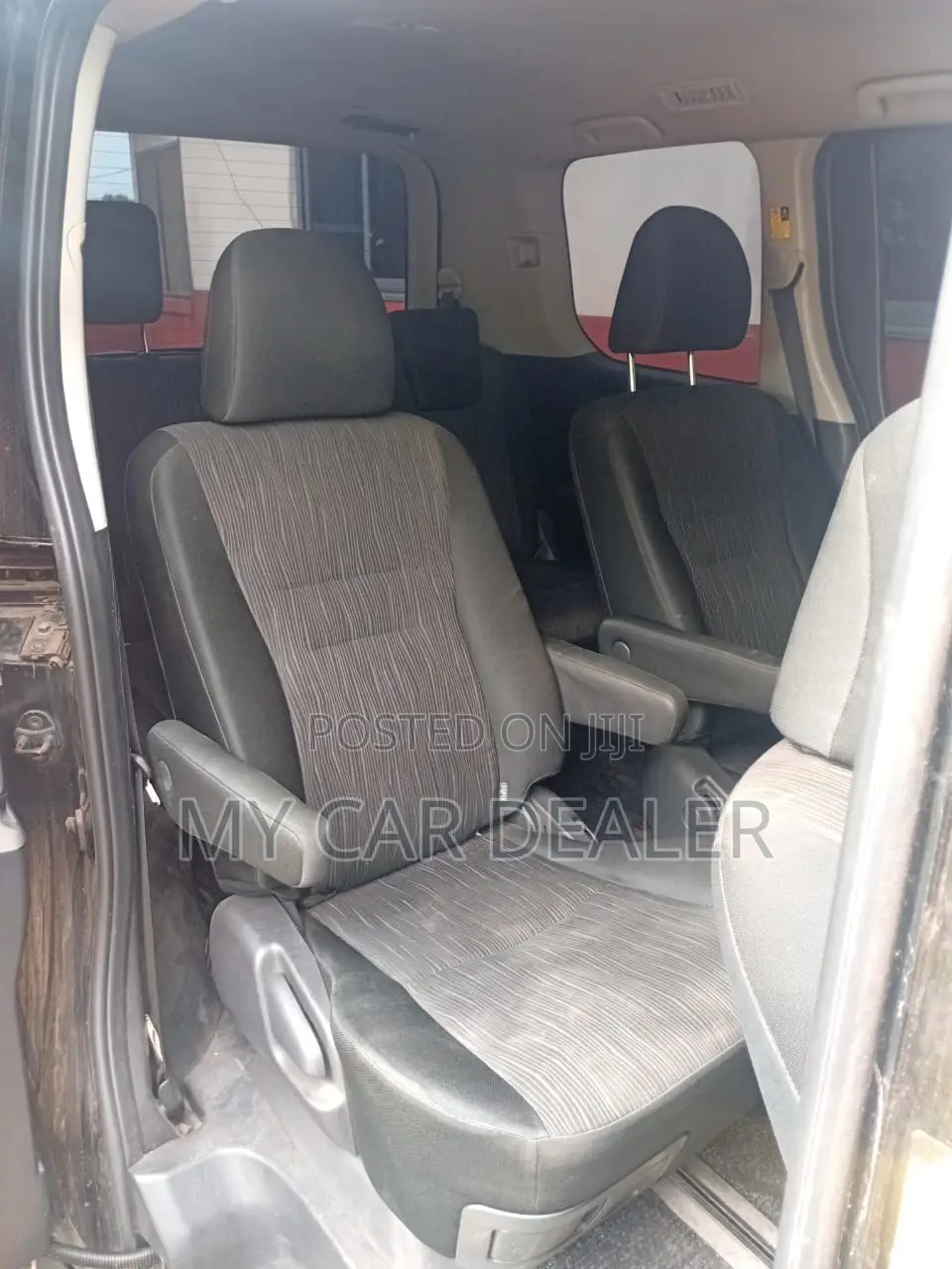 Toyota Noah 2.0 143hp AWD (7 Seater) 2012 Black
