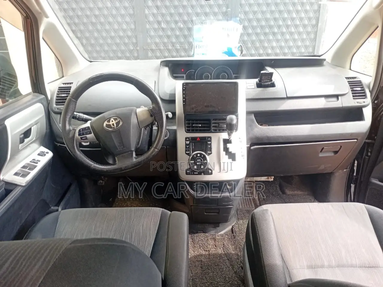 Toyota Noah 2.0 143hp AWD (7 Seater) 2012 Black