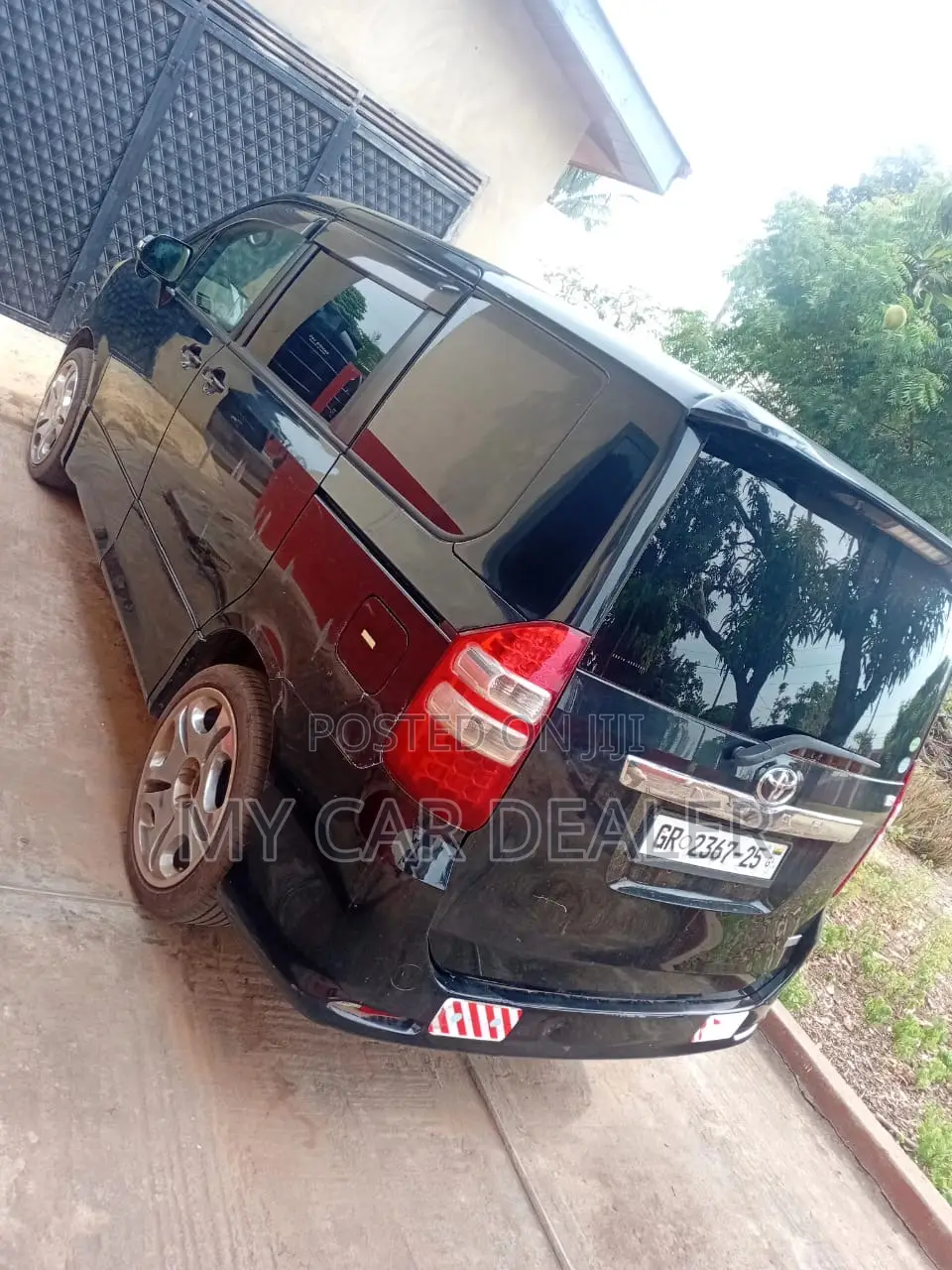 Toyota Noah 2.0 143hp AWD (7 Seater) 2012 Black