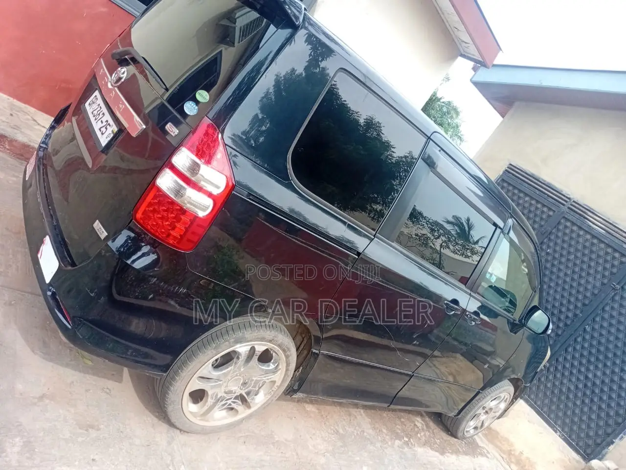 Toyota Noah 2.0 143hp AWD (7 Seater) 2012 Black