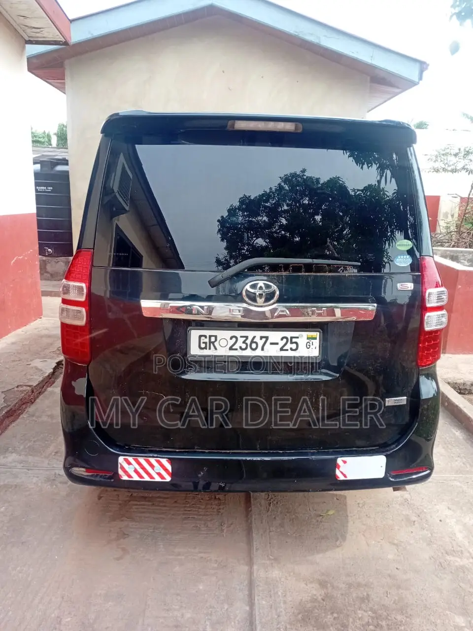 Toyota Noah 2.0 143hp AWD (7 Seater) 2012 Black