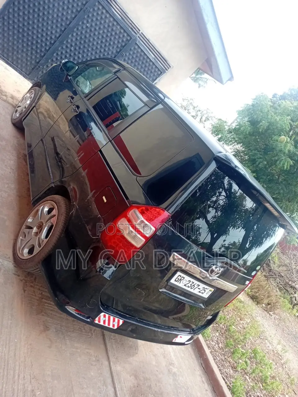 Toyota Noah 2.0 143hp AWD (7 Seater) 2012 Black