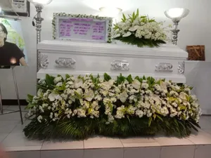 Around The Casket (Natural Artificial Flowers)