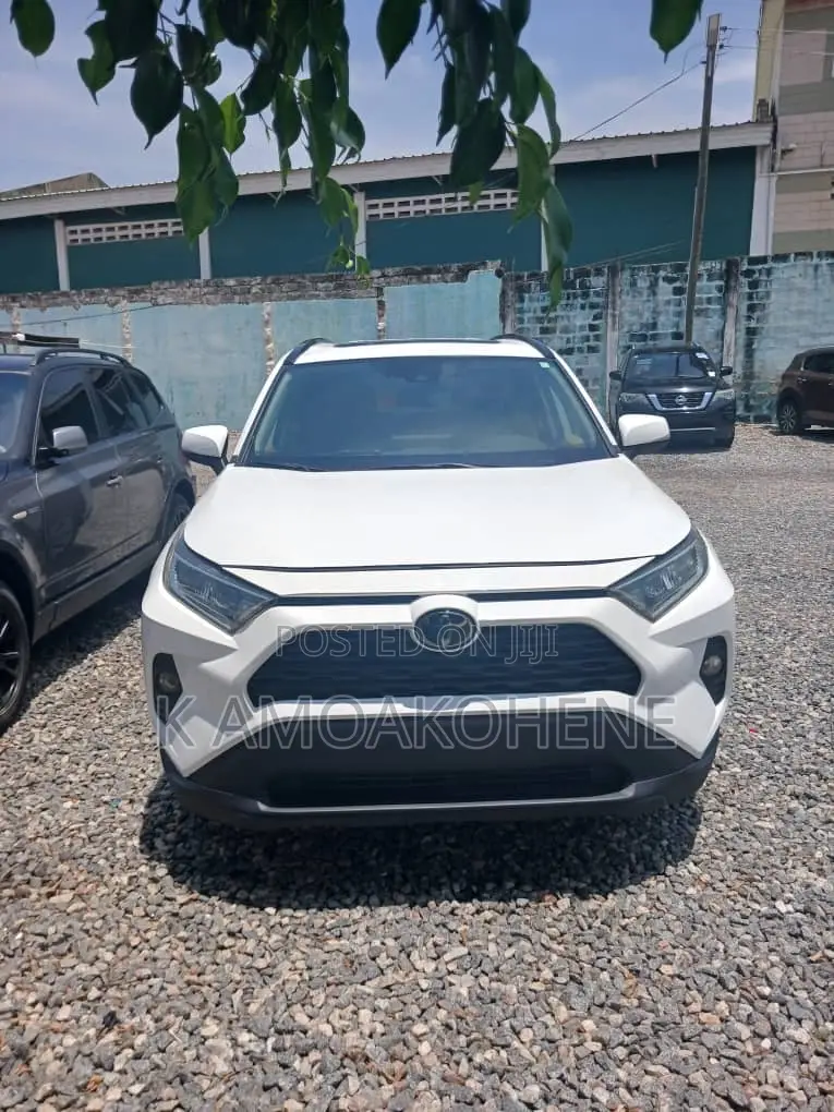 Toyota RAV4 2021 White