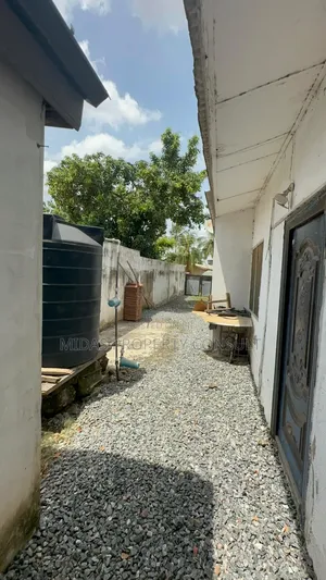 2bdrm House in Pokuase Mayera for sale