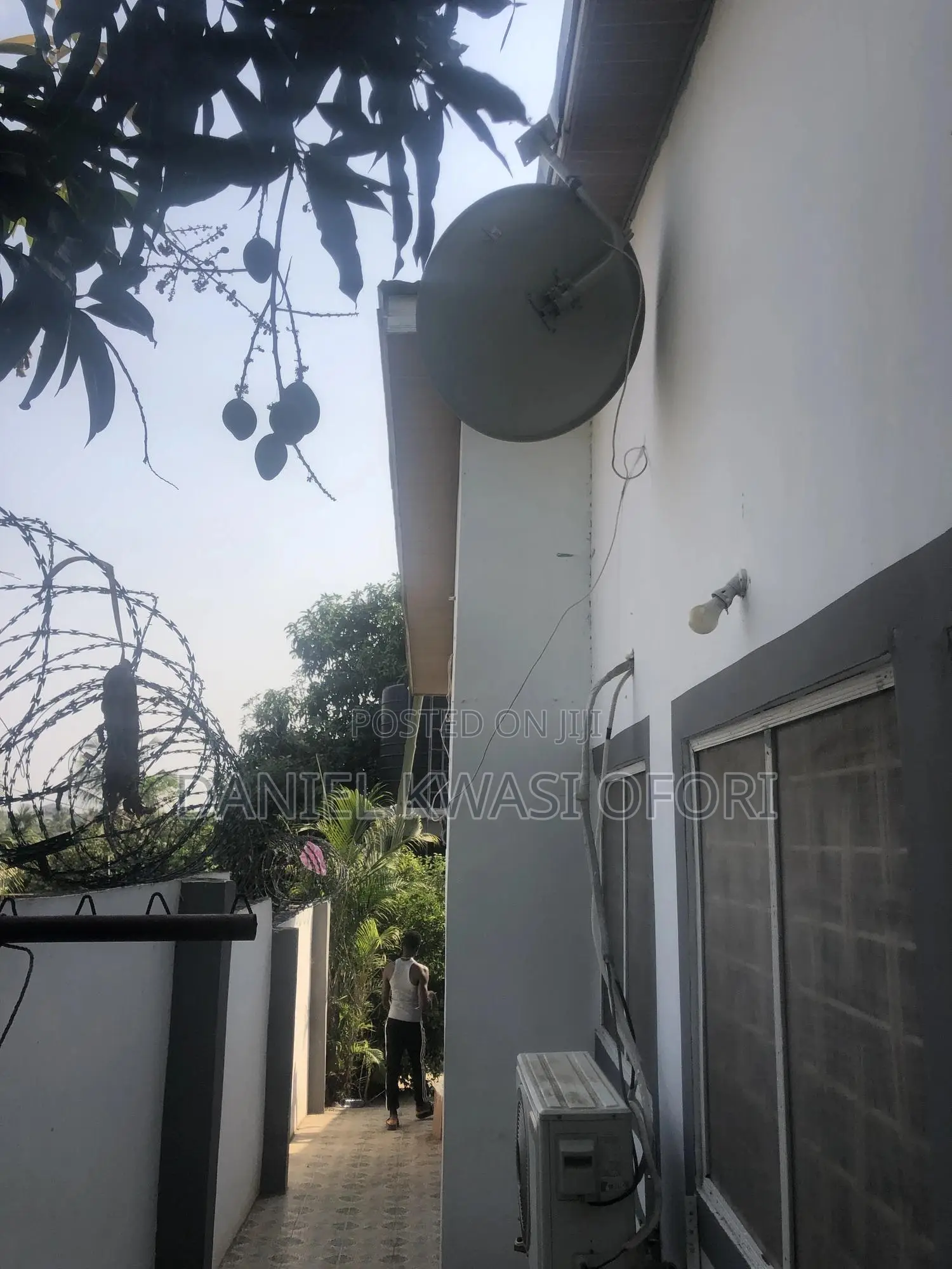 5bedrooms With 2 Entrances 4 Sale.