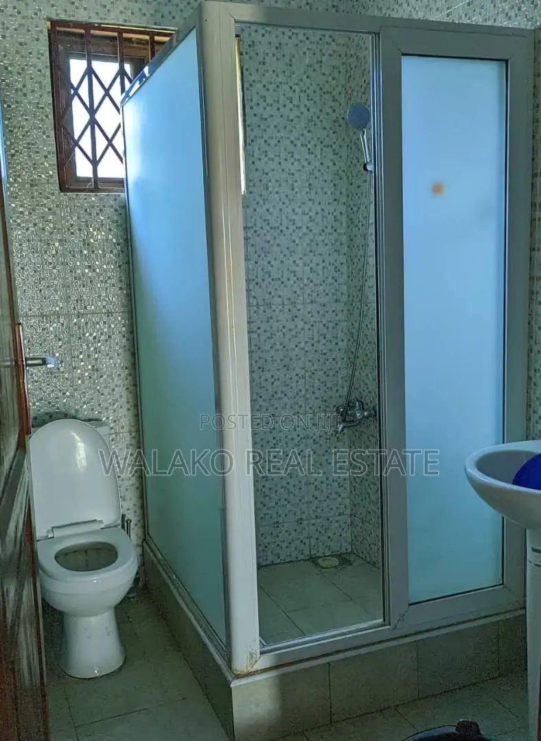 6bdrm House in Amasaman for sale