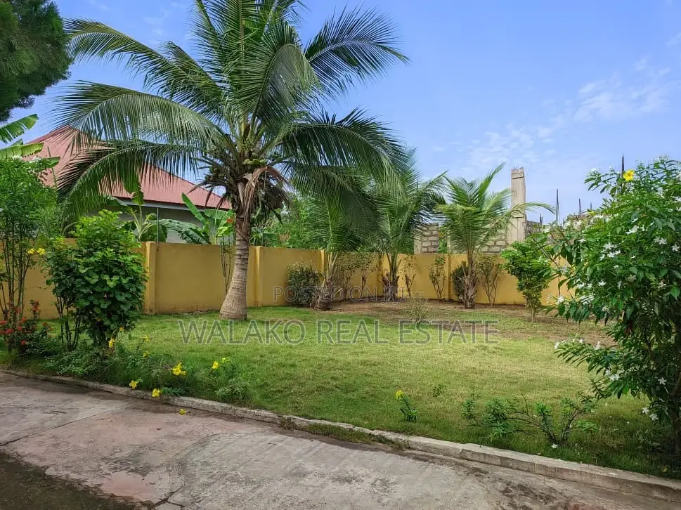 6bdrm House in Amasaman for sale