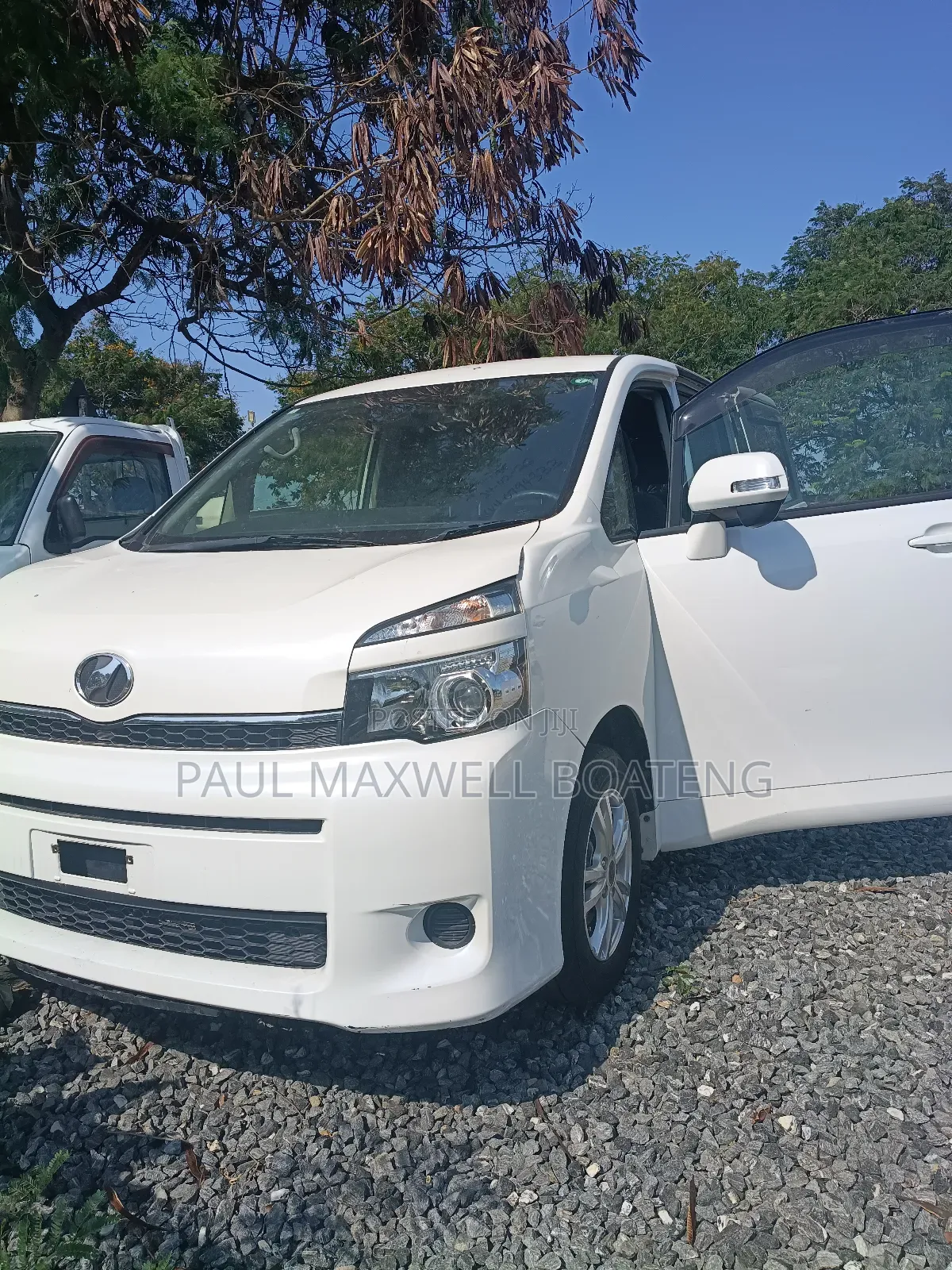 Toyota Voxy 2013 White