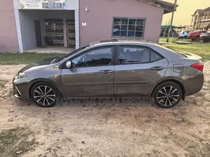 Toyota Corolla XSE 4dr Sedan (1.8L 4cyl CVT) 2017 Gray