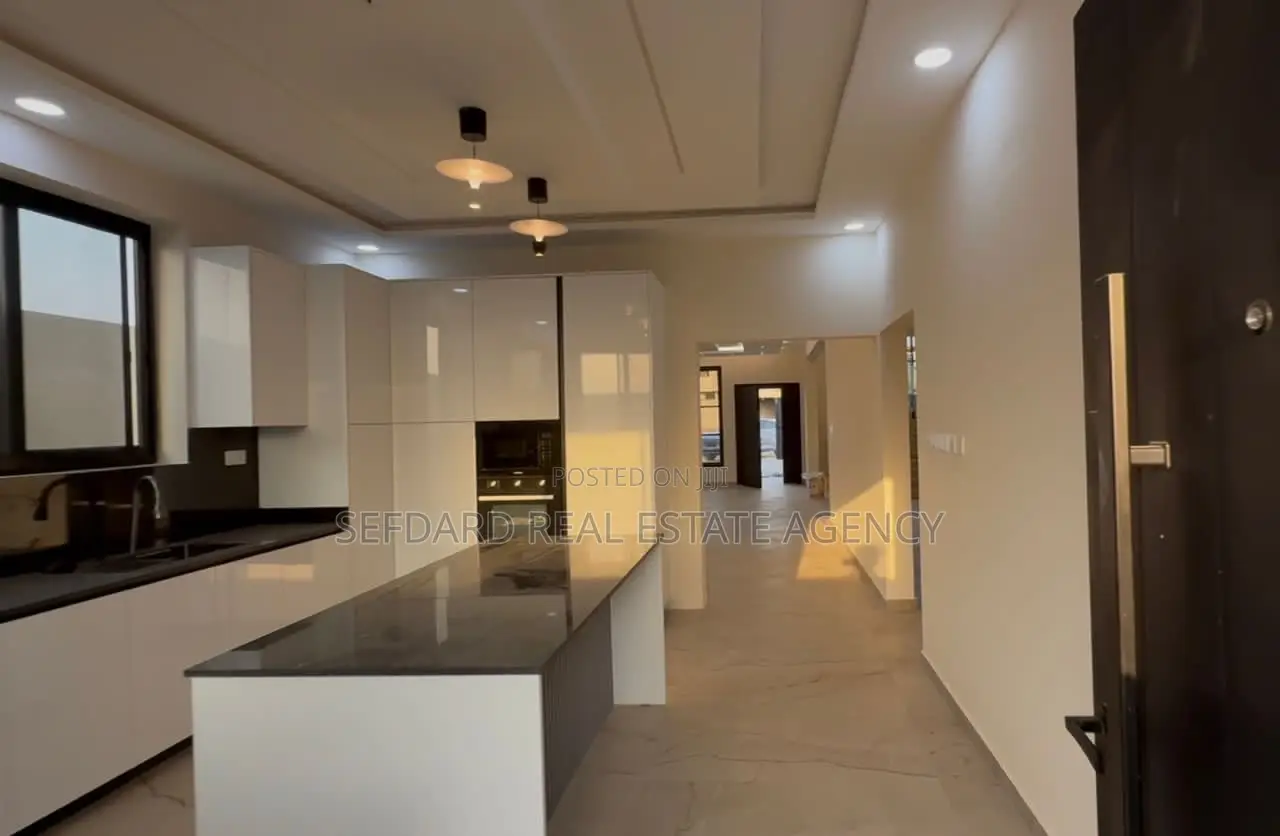 4bdrm Duplex in East Legon for sale