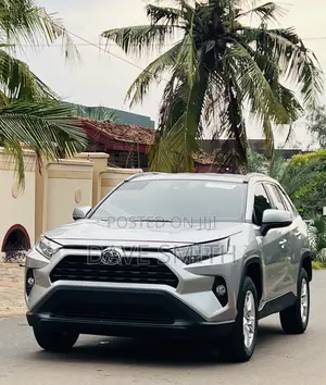 Toyota RAV4 XLE 2021 Silver