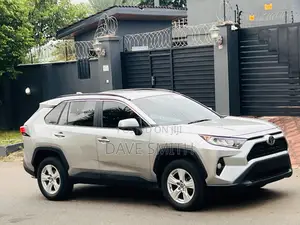 Toyota RAV4 XLE 2021 Silver