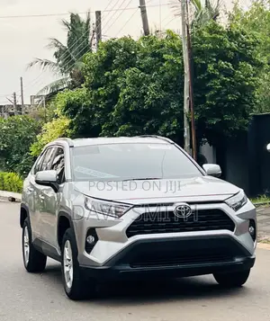 Toyota RAV4 XLE 2021 Silver