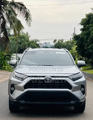 Toyota RAV4 XLE 2021 Silver