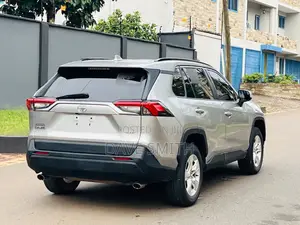 Toyota RAV4 XLE 2021 Silver