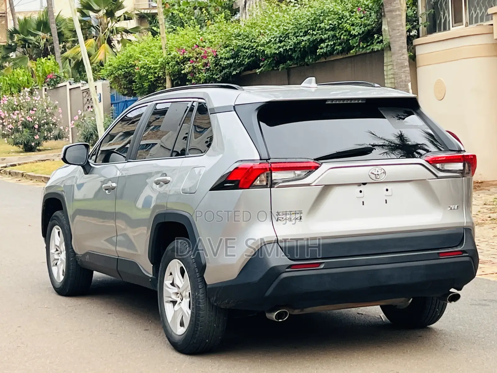 Toyota RAV4 XLE 2021 Silver