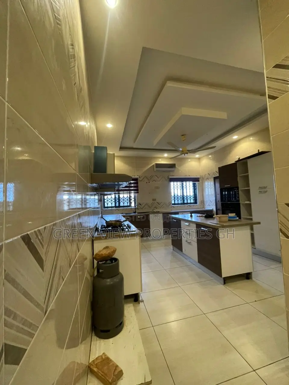 4bdrm Duplex in West Hills Mall Area for rent