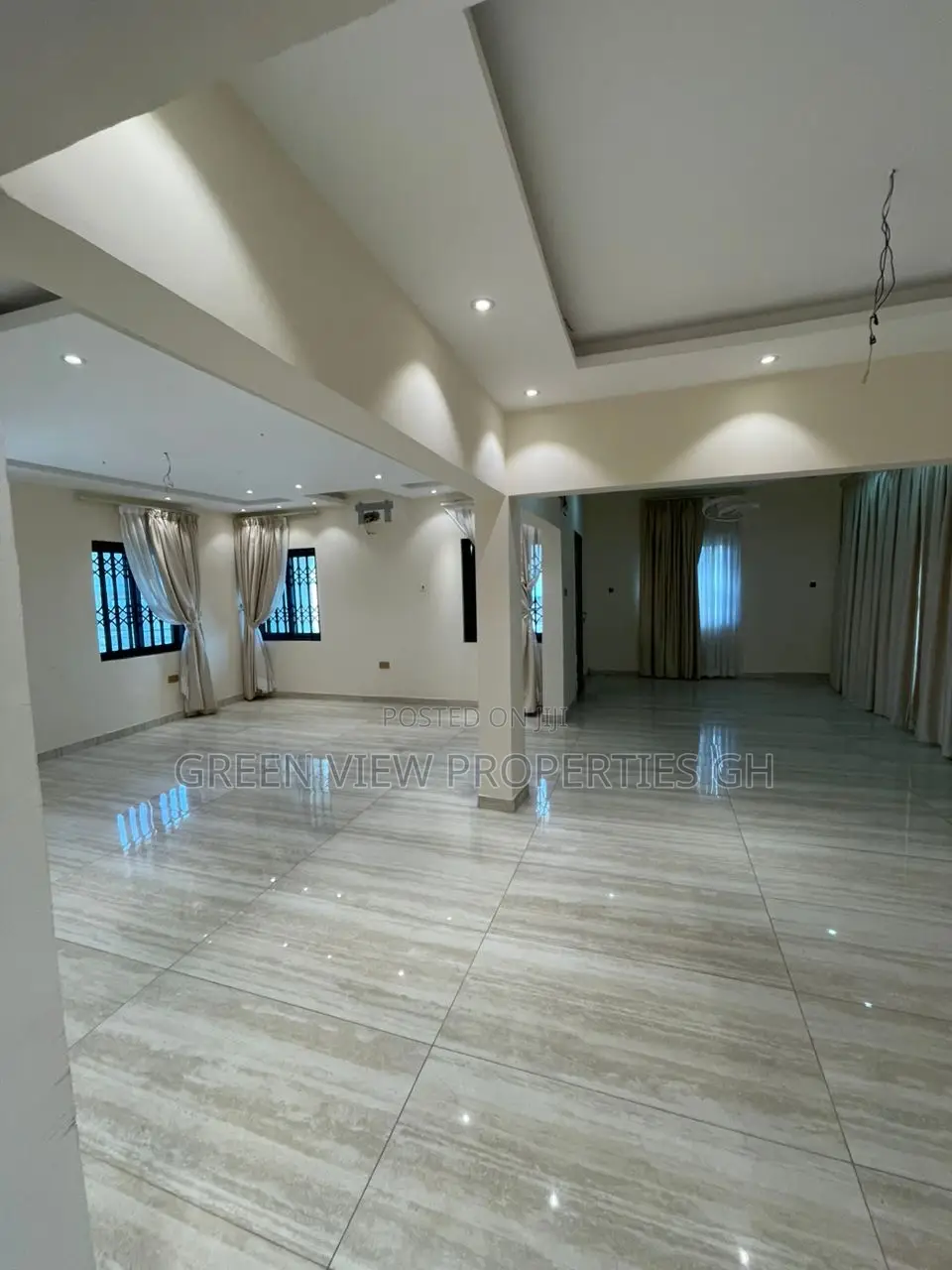 4bdrm Duplex in West Hills Mall Area for rent