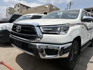 Toyota Hilux 2024 White