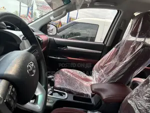Toyota Hilux 2024 White