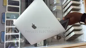 Laptop Apple MacBook Pro 2022 M2 8GB Apple M2 SSD 256GB
