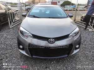 Toyota Corolla LE Premium 4dr Sedan (1.8L 4cyl CVT) 2016 Gold